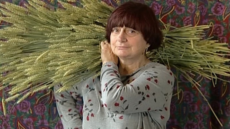 Agnes Varda carrying wheat