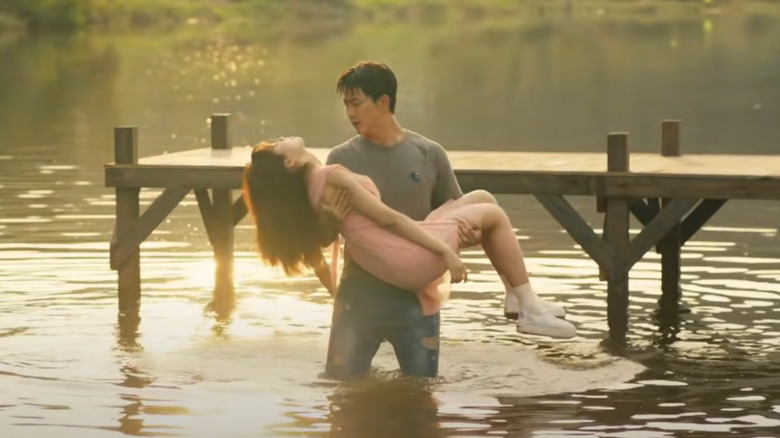 Bong-pal carrying Hyun-ji in lake