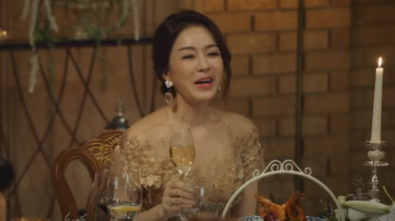 Han Seo-jin holding white wine