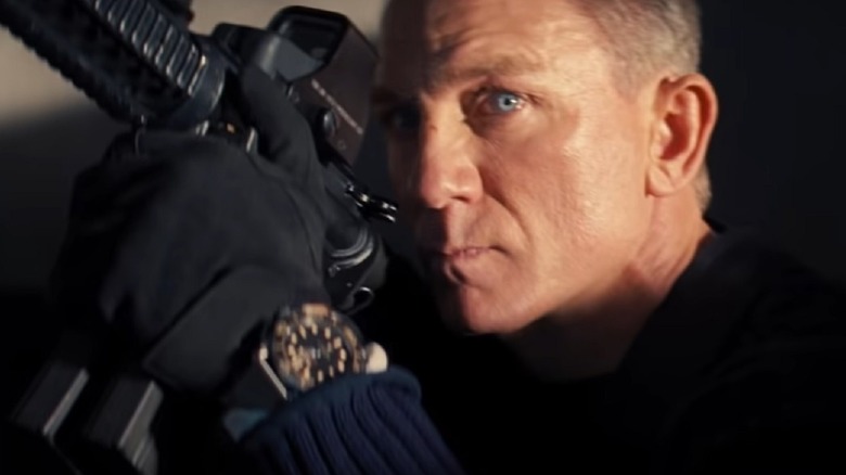 Daniel Craig with gun