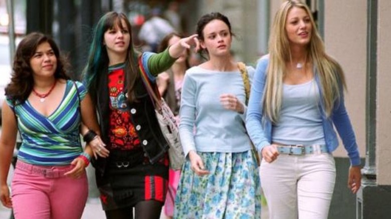 The cast of The Sisterhood of the Traveling Pants, walking