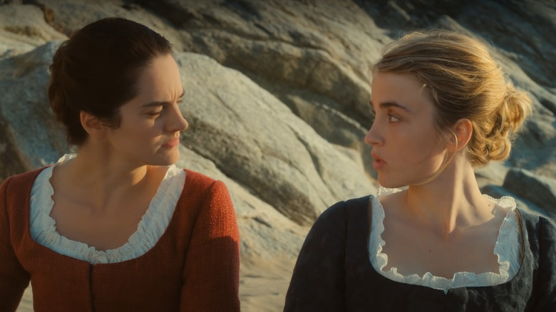 Marianne and Héloïse look at each other on the beach