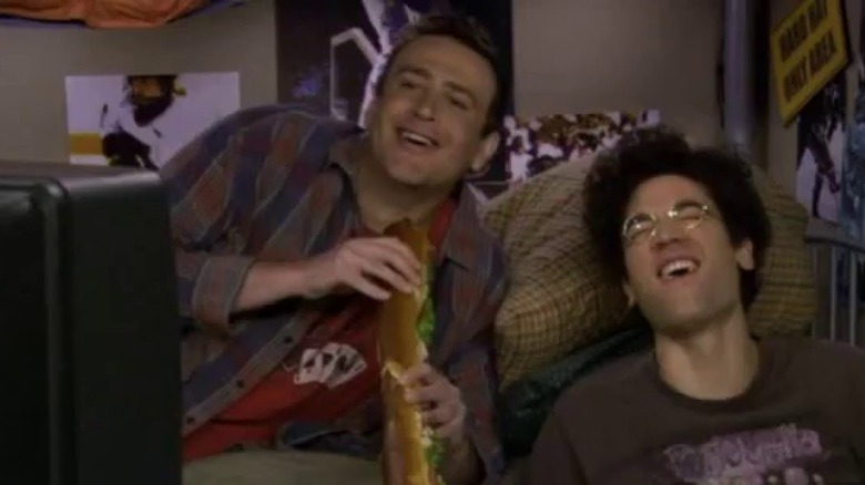 Ted and Marshall eating sandwich