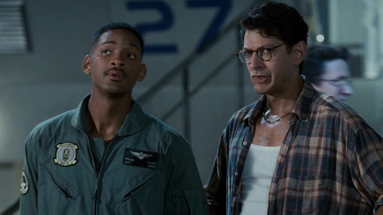 Will Smith and Jeff Goldblum look at ship