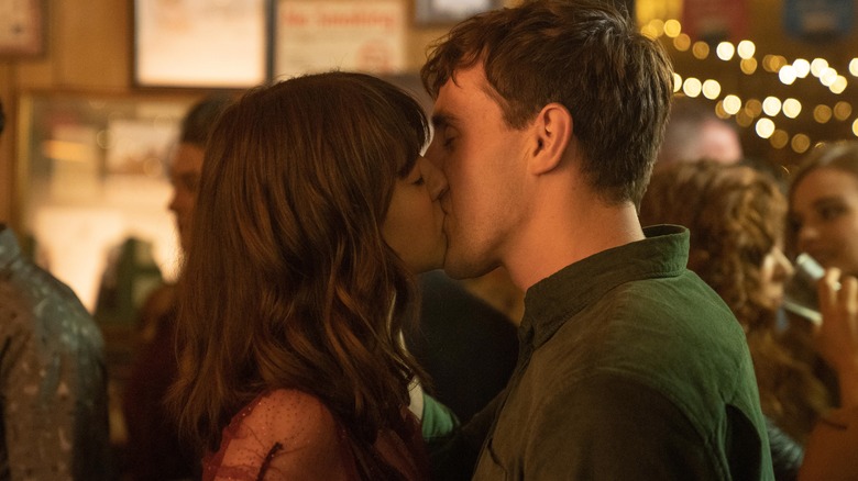 Connell and Marianne kissing