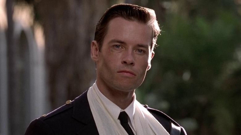 Guy Pearce in sling in LA Confidential