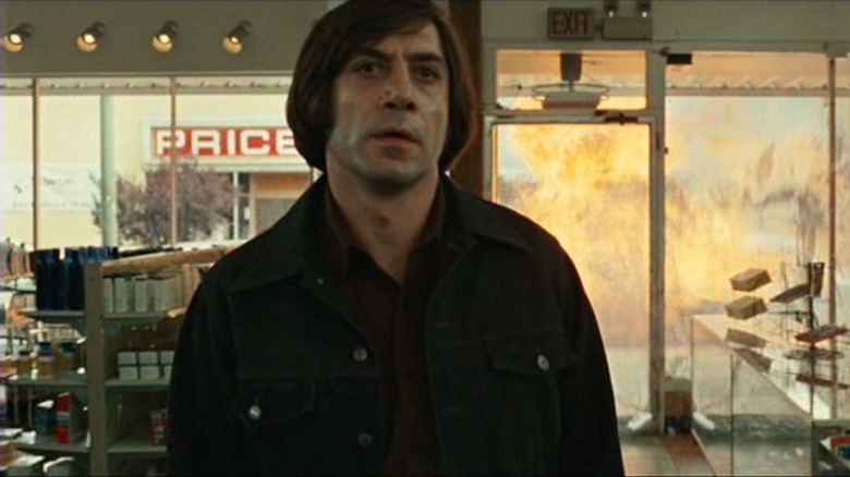 Anton Chigurh robs pharmacy