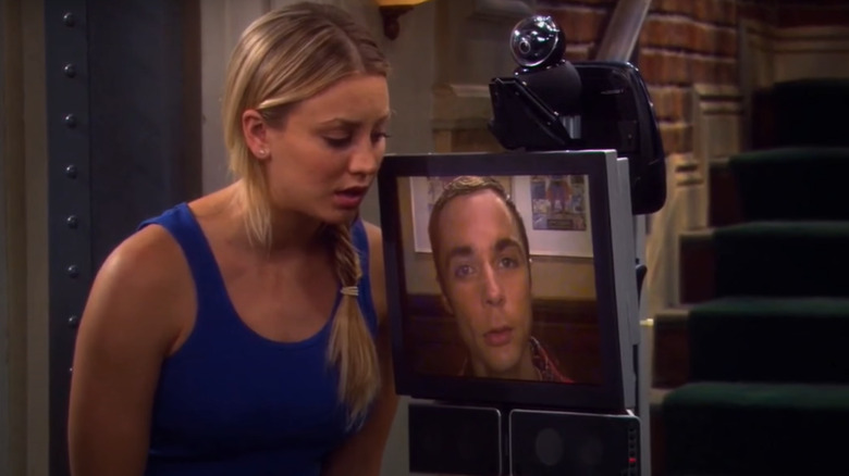 Kaley Cuoco singing to robot Sheldon