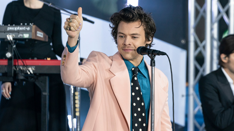 Harry Styles thumbs up