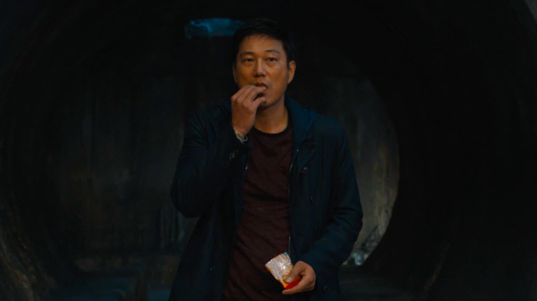 Han snacking