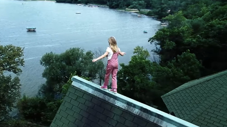 Chloë Grace Moretz walking across roof