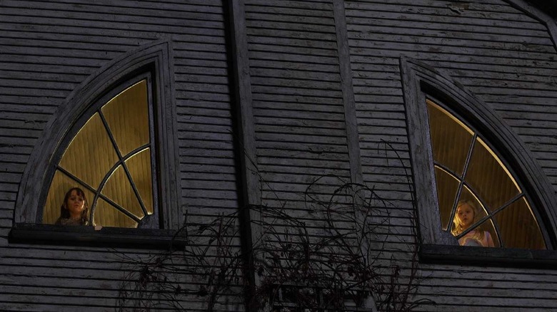 Children in windows of Amityville house