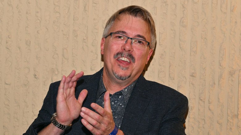 Vince Gilligan clapping