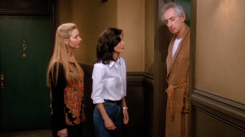 Mr. Heckles talks to Phoebe and Monica