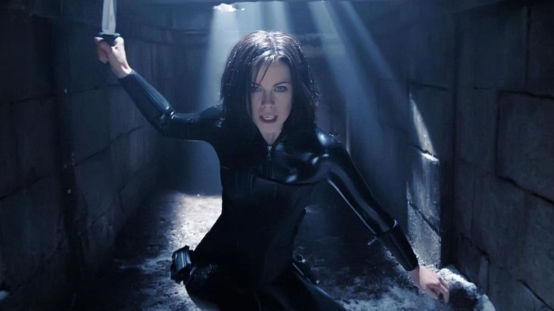 Selene crouches with raised knife in Underworld