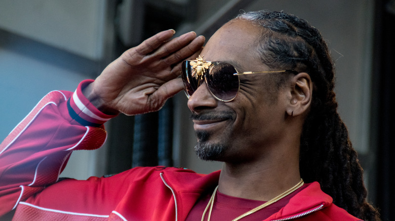 Snoop Dogg saluting