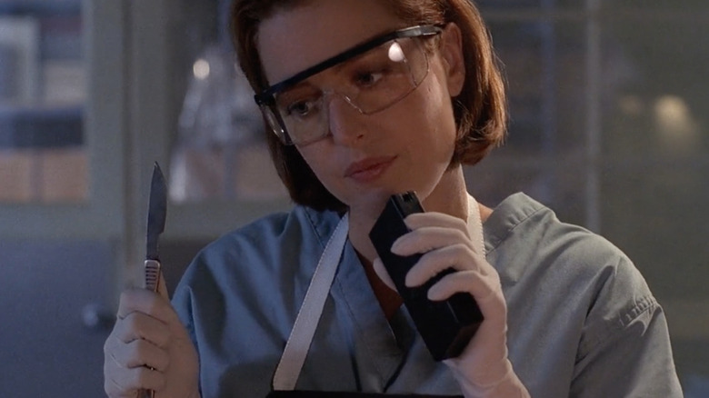 Scully conducts an autopsy