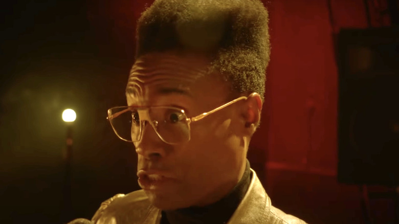 Pose Billy Porter oversize glasses