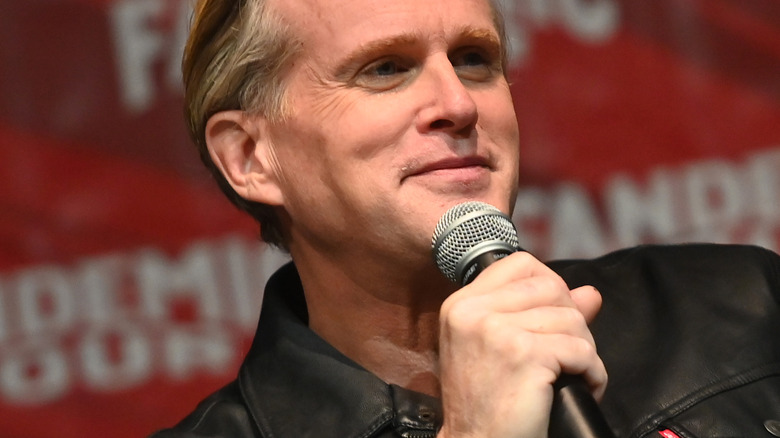 Cary Elwes with microphone 