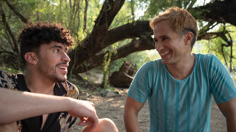 Saúl and Felipe talking outside