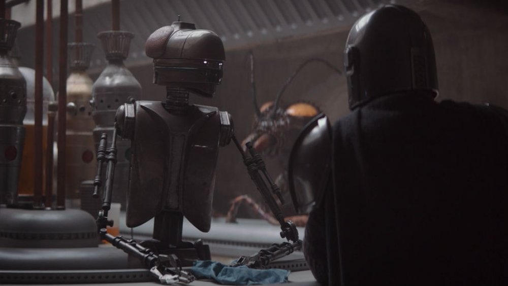 The bartender droid with Mando in The Mandalorian