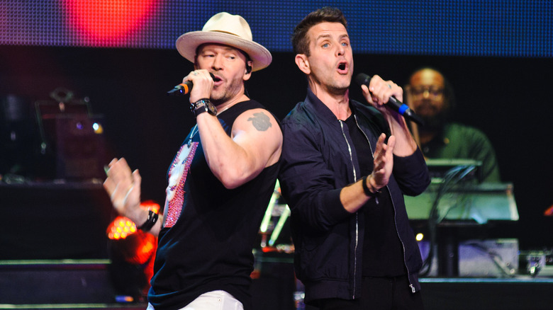 Joey McIntyre Donnie Wahlberg singing