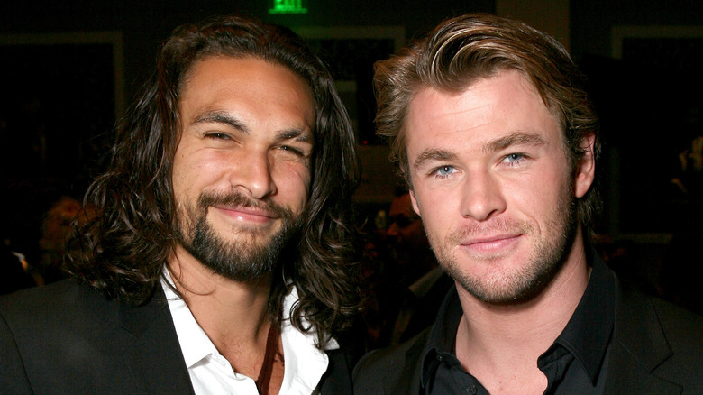 Jason Momoa and Chris Hemsworth posing