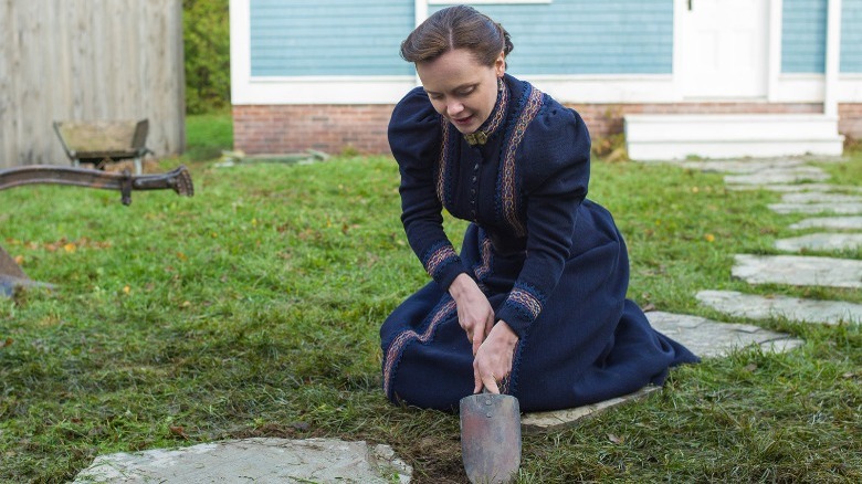 Christina Ricci digging