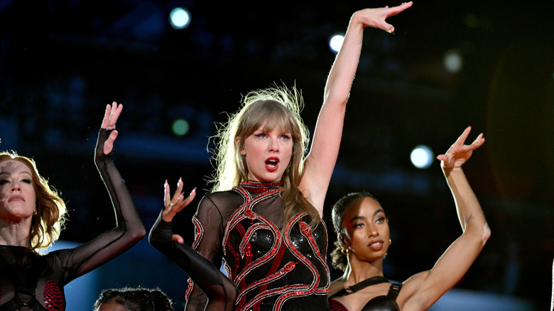 Taylor Swift with hand in air