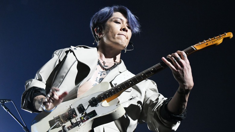 Miyavi playing guitar live