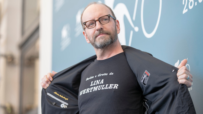 Steven Soderbergh displaying his T-shirt