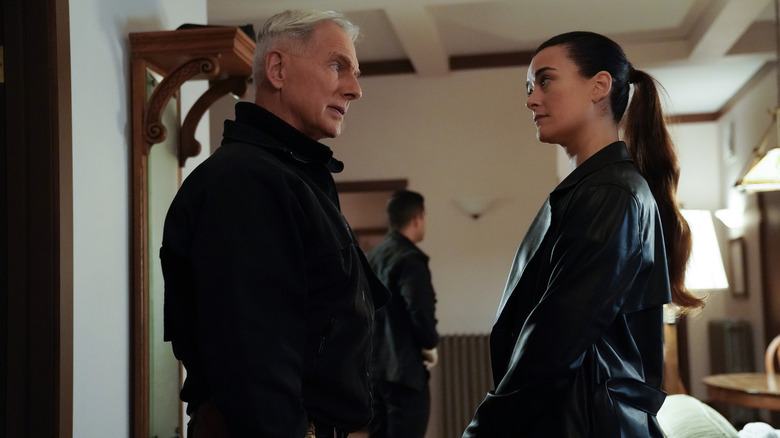 Gibbs and Ziva talking 