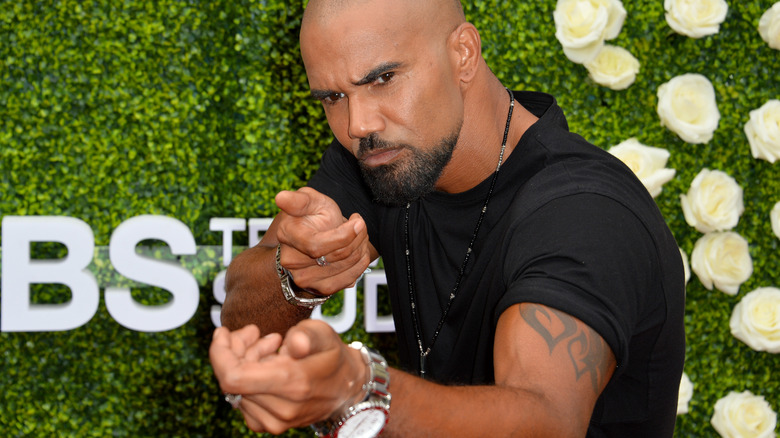 Shemar Moore pretending to hold a gun