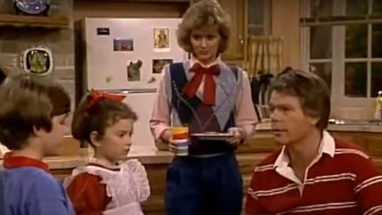 Family in kitchen on Small Wonder