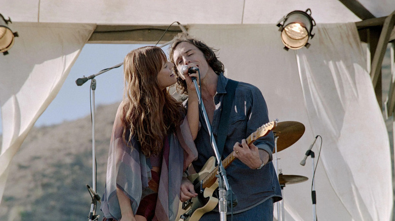 Billy and Daisy singing on stage