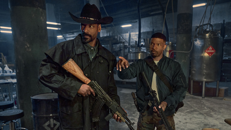 Jamie Foxx and Snoop Dogg holding guns