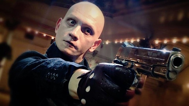 Anthony Carrigan Victor Zsasz pointing gun