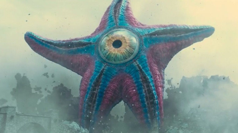 Starro destroys a city