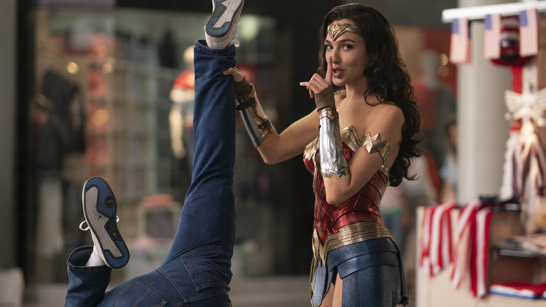 Wonder Woman holds robber