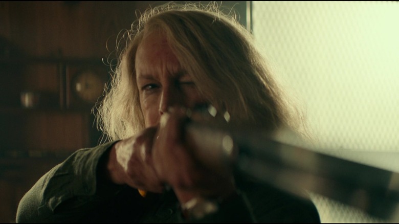 Laurie Strode aiming a shotgun