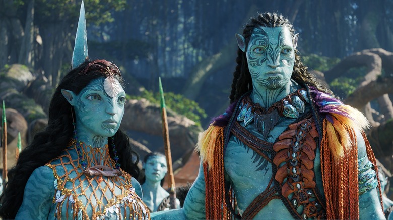 Kate Winslet and Cliff Curtis standing together in Avatar: The Way of Water