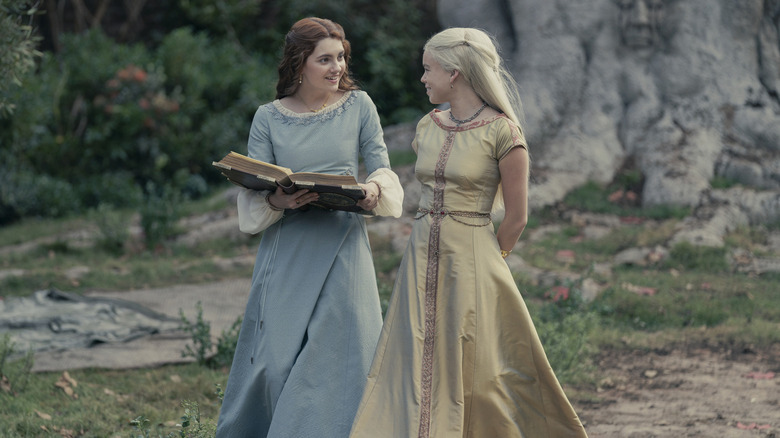 Lady Alicent Hightower reading to Princess Rhaenyra Targaryen