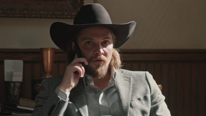 Kayce Dutton on phone on 'Yellowstone'