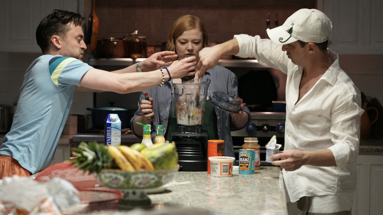 Roman, Shiv, and Kendall fill a blender together