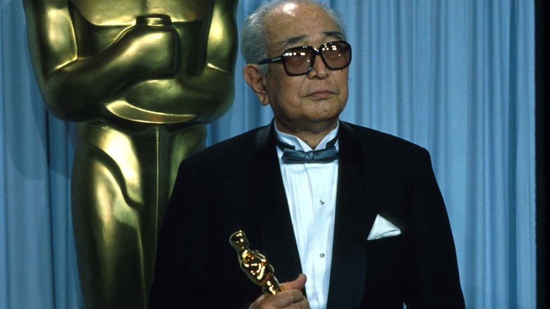 Akira Kurosawa holding Oscar