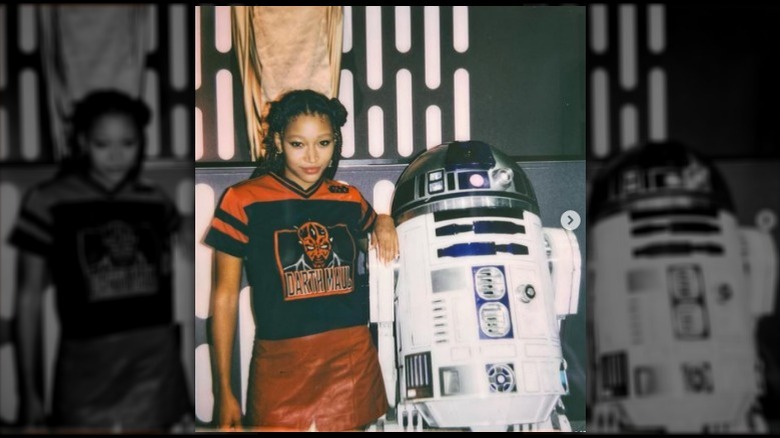 Amandla Stenberg and R2D2 posing