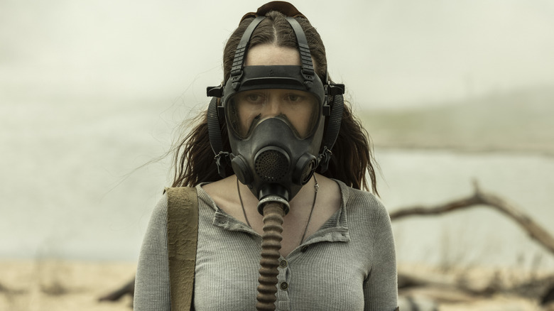 Alicia wearing a gas mask and walking in a desert in "Fear the Walking Dead."