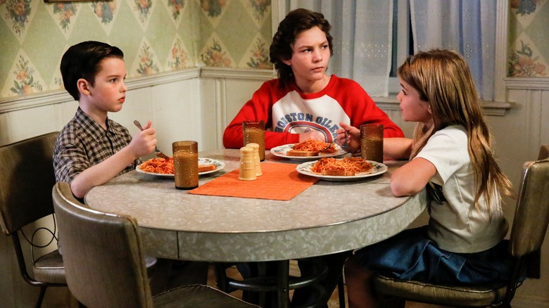 Sheldon, Georgie, and Missy eating dinner on Young Sheldon