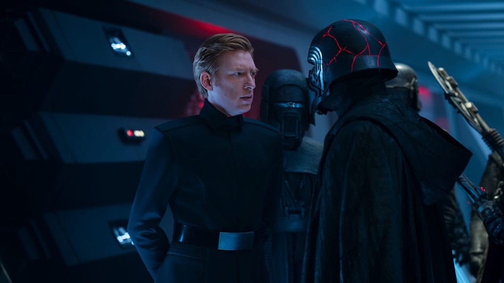 Hux glaring at Kylo