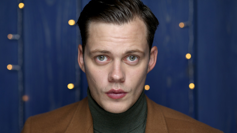 Bill Skarsgård smizing